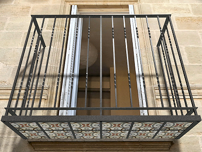 Precio en España de Ud de Balcón de fachada, de hierro forjado