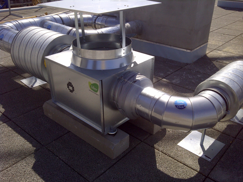 Instalación de ventilación mecánica en cubierta plana no transitable.