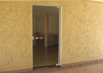 Precio en España de Ud de Puerta de vidrio templado. Generador de precios de la construcción. CYPE Ingenieros, S.A.